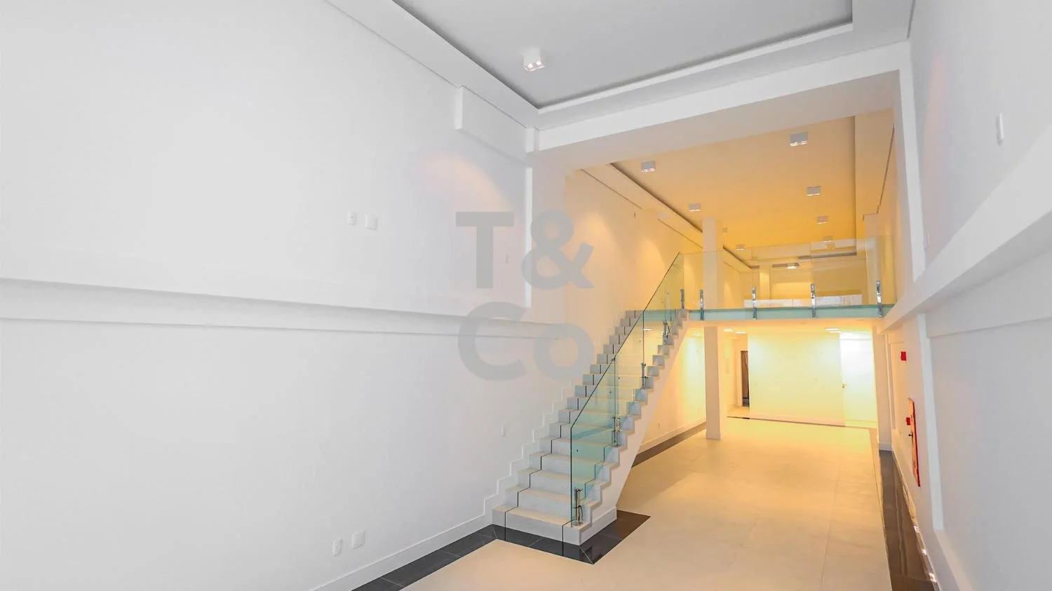Sala Comercial À Venda Em Balneário Camboriú Com 175m Mezanino e 1 Vaga Privativa